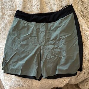 Men’s army green/black On shorts- L